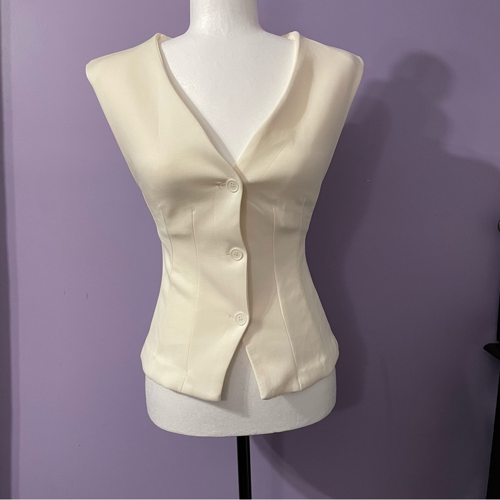 Elegant Form Fitting Cream Sleeveless Blazer Size Small